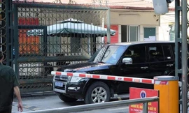 Lực lượng an ninh đến trụ sở Bộ Y tế. Ảnh: N.L