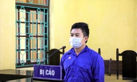 Chú thích ảnh: Nguyễn Hữu Tuyên dừng xe trộn bê tông để gây ùn tắc trạm kiểm soát dịch bệnh. Ảnh: Thanh Huyền.