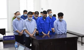 E kíp bảo kê "xe vua" tại toà. Ảnh: Đình Cảnh