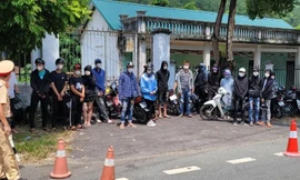 Nhón thanh niên bị lực lượng chức năng ngăn chặn. Ảnh: N.L