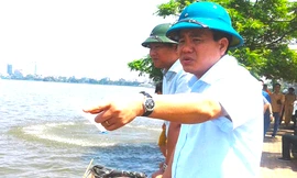 Ông Nguyễn Đức Chung chỉ đạo xử lý nước hồ. 