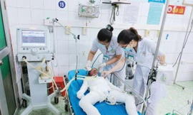 Cháu bé 7 tuổi điều trị tại bệnh viện.