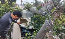 Người dân kịp giải cứu tài xế thoát khỏi cabin đi cấp cứu. Ảnh: Đ.H