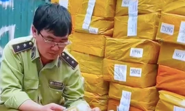 Lực lượng QLTT kiểm tra lô hàng tinh dầu thuốc lá điện tử tại khu vực đường Phạm Hùng.