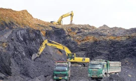 Phương tiện khai thác đất tại hiện trường. Ảnh: N.L