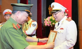 Thừa ủy quyền của Chủ tịch nước, Bộ trưởng Tô Lâm trao quyết định cho Trung tướng Tô Ân Xô.. Ảnh CAND