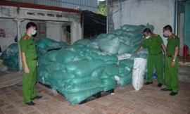 Số găng tay y tế bẩn tại nhà ông Hưng. Ảnh: CA