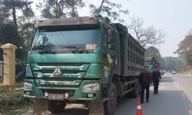 Xử phạt 6 tài xế cố thủ trên đoàn xe chở quá tải