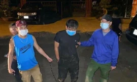 Tài (giữa) bị bắt khi đang lẩn trốn. Ảnh: N.L
