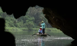 Lữ khách tại danh thắng Tràng An, Ninh Bình. Ảnh: M.Đ