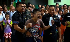 Anh chàng này vui mừng vì rút trúng thăm màu đen