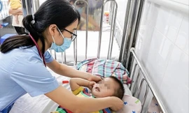 Bệnh nhi mắc bệnh tay chân miệng điều trị tại Bệnh viện Nhi Trung ương 