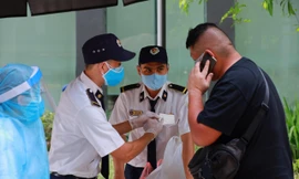 Người dân chuyển đồ cho cư dân bị cách ly tại Times City, Hà Nội Ảnh: Trọng Tài