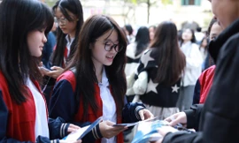 Học sinh tìm hiểu thông tin tuyển sinh tại Ngày hội tự tin vào lớp 10 Ảnh: DANH KHANG