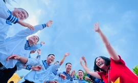 Ca sỹ Phương Thanh hòa tiếng hát cùng với các chiến sỹ Trường Sa 