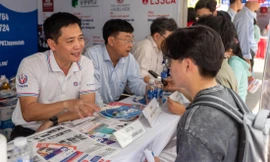 Thí sinh được các chuyên gia tư vấn tuyển sinh tại ngày hội tìm hiểu ngành nghề, phương thức xét tuyển Ảnh: Nguyễn Dũng
