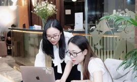 Bạn Nguyễn Thị Thịnh, 26 tuổi, Công ty 5S Media (đứng) đã sử dụng các công cụ AI để hỗ trợ cho công việc sáng tạo nội dung 