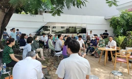 Đông đảo khách hàng tập trung đòi quyền lợi tại Công ty Hoàng Nhất Nam (đơn vị phân phối dự án) hồi tháng 4 vừa qua 