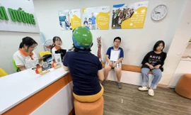 Học sinh kiểm tra đầu vào để xếp lớp theo trình độ ở một trung tâm ảnh: Quỳnh Anh 