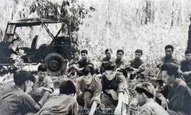 Ban chỉ huy Trung đoàn 66 đang xem tấm bản đồ do nhà báo Đinh Quang Thành tặng, để nghiên cứu đường đi trong nội thành Sài Gòn và tới Dinh Độc Lập