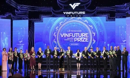 Chủ tịch Tập đoàn Vingroup Phạm Nhật Vượng và phu nhân tặng hoa cảm ơn các nhà khoa học hàng đầu thế giới đã cầm cân nảy mực giải VinFuture 2022 Ảnh: BTC