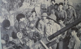 Trung tướng Đồng Sỹ Nguyên trong một lần thăm lực lượng phòng không trên đường Hồ Chí Minh