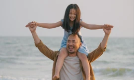 Hai bố con Tiến Luật và bé Bảo Thi tương tác khá ăn ý trong Dân chơi không sợ con rơi 