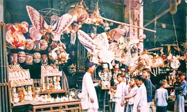 Trịnh Bách và nghệ nhân Trọng Bình cùng mẫu đèn cá hoa long 2019Ảnh: NVCC