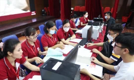 Tân sinh viên Trường ĐH Y Hà Nội nhập học ngày 4/10 Ảnh: Như Ý 