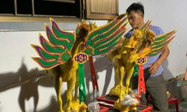 Ông Tạ Văn Bình người nhiều năm làm gà “bay” dâng cúng bàn thờ tổ tiên tại Hà Tĩnh