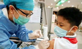 Một học sinh ở Thượng Hải (Trung Quốc) được tiêm vắc xin. Ảnh: Xinhua