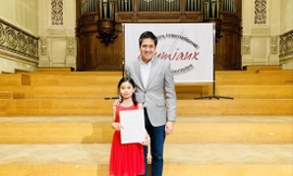 Nguyễn Nguyên Lê và thầy giáo Bùi Công Duy, Phó giám đốc Học viện Âm nhạc Quốc gia Việt Nam 