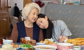 Nhân vật Billi thân thiết bên bà nội hiền hậu của cô