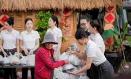 Trong dự án Bếp ăn nhân ái, các thí sinh không chỉ đến phát cơm mà còn để lại sự ấm áp và động lực cho những người đang chống chọi bệnh tật 