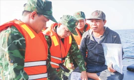 BĐBP tỉnh Bình Định kiểm tra, giám sát tàu cá trên biển Ảnh: Công Cường