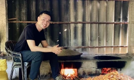 Chàng trai 9X Phạm Xuân Thành (ở xã Tân Ân Tây, huyện Ngọc Hiển, tỉnh Cà Mau) bên sản phẩm Con Tôm Rừng của mình 