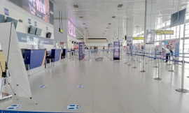 Cảnh vắng lặng tại quầy làm thủ tục lên máy bay nội địa tại sân bay Nội Bài, khác cảnh rồng rắn xếp hàng chỉ cách đây hơn 1 tuần (Ảnh chụp sáng 14/5) Ảnh: Đình Quang-NIA