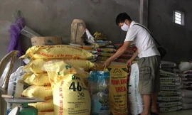 Giá phân bón tăng liên tục khiến các đại lý thay đổi thông báo như chong chóng Ảnh: Minh Thành