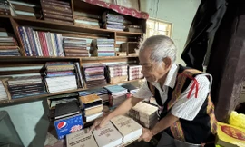 Trên kệ sách cũ là hàng loạt các bộ sử thi Ba Na, Xơ Đăng do chính già A Jar dịch và ghi chép lại