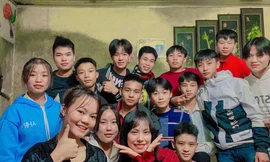 Cô giáo Hoàng Thị Lan Hương (thứ 3 hàng đầu, từ trái qua) luôn hạnh phúc bên học sinh của mình 