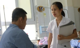 BS Yến đang trò chuyện cùng với Cường trong quá trình điều trị Ảnh: Châu Linh