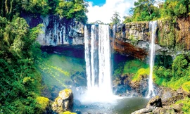 Thác nước hùng vỹ K50 nằm trong Khu dự trữ sinh quyển Cao nguyên Kon Hà Nừng ảnh: Phan Nguyên 