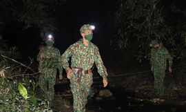 Các chiến sĩ chốt 4, Đồn Biên phòng Cửa khẩu Quốc tế Nậm Cắn tuần tra trong đêm