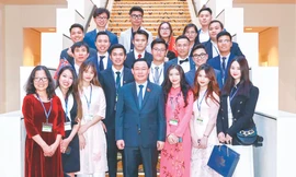 Anh Huỳnh Tấn Đạt (đứng thứ hai từ trái sang của hàng thứ hai) cùng du học sinh tham gia chương trình Chủ tịch Quốc hội Vương Đình Huệ gặp mặt với cộng đồng người Việt Nam tại Australia hồi tháng 12/2022 Ảnh: NVCC