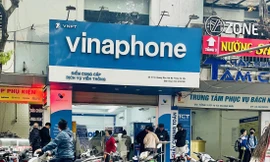 Khách hàng nườm nượp đến các điểm giao dịch để chuẩn hóa thông tin Ảnh: Thành Đạt 