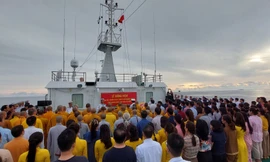 Lễ tưởng niệm 64 liệt sĩ Gạc Ma tại vùng biển mà anh em đang nằm lại ảnh: Trần Tuấn 