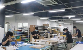 Công nhân sản xuất tại Bình Dương Ảnh: HƯƠNG CHI