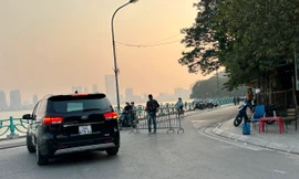 Nhân viên trông xe chặn phố Quảng An - bờ Hồ Tây, ép tài xế đưa xe vào bãi trông lậu tại Phủ Tây Hồ 