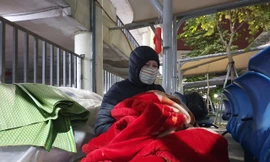 Phận người trong giá buốt: Những người chăm bệnh nhân ở bệnh viện 