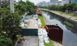 Đường đi bộ và đi xe đạp tập thể dục ven sông Tô Lịch bị đóng để thi công dự án xử lý nước thải Ảnh: Trọng Đảng 